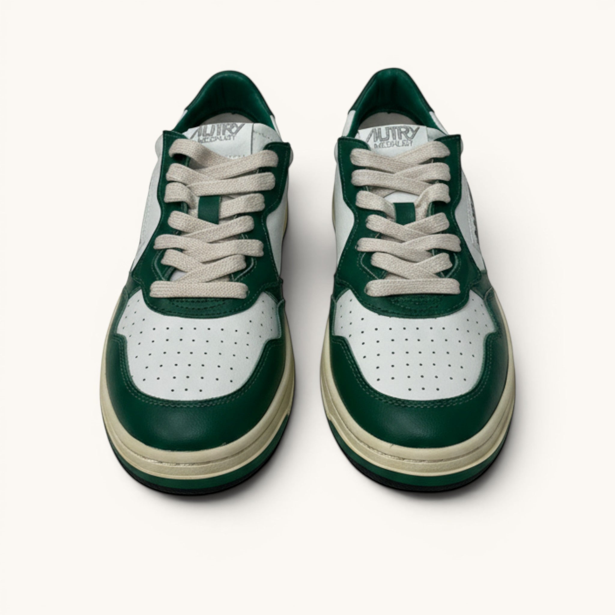 Numero 5 Autry bianche e verdi sneakers in pelle con lacci beige e suola in gomma.