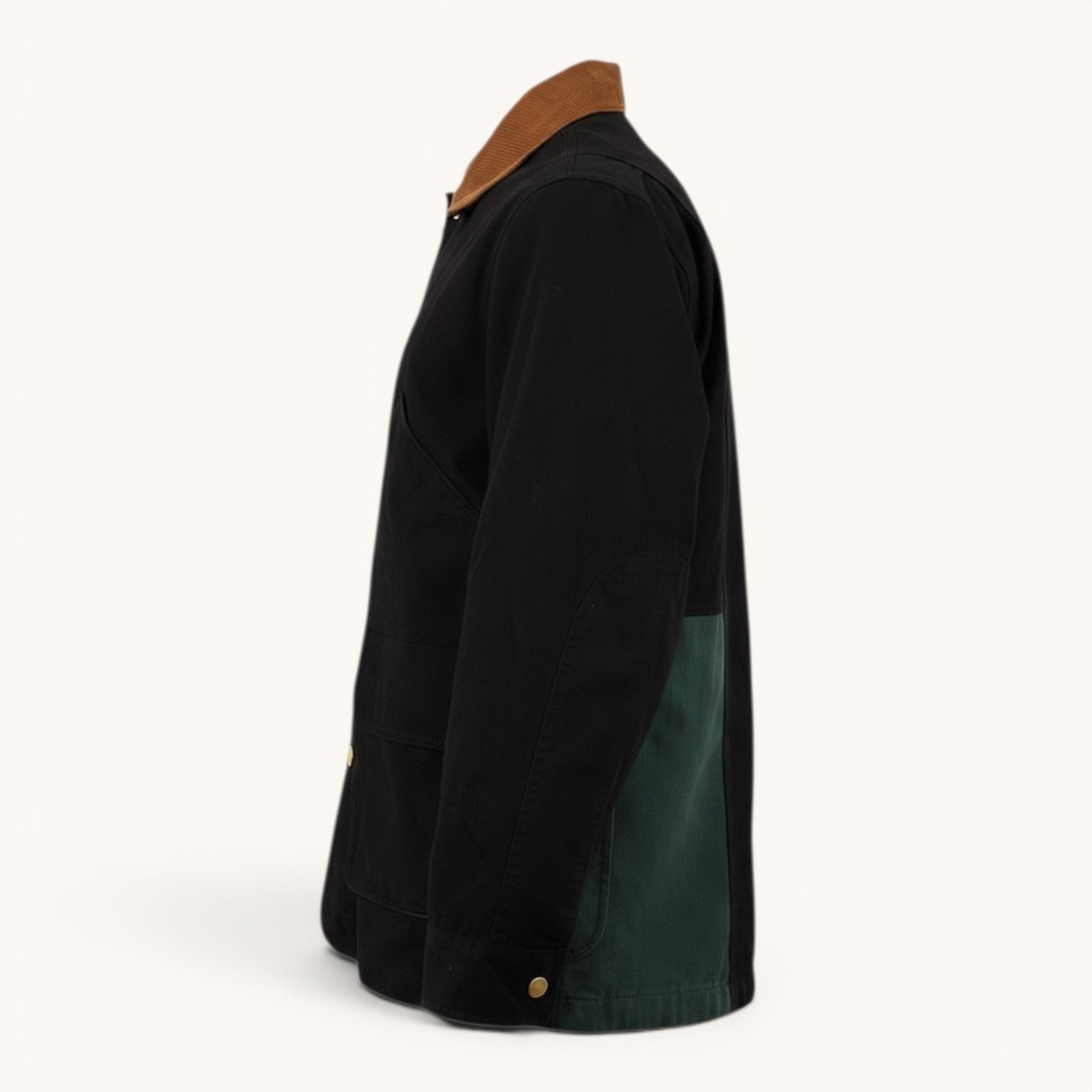 Numero 5 Giubbotto uomo Carhartt WIP nero in cotone con colletto a contrasto e pannello verde sul retro.