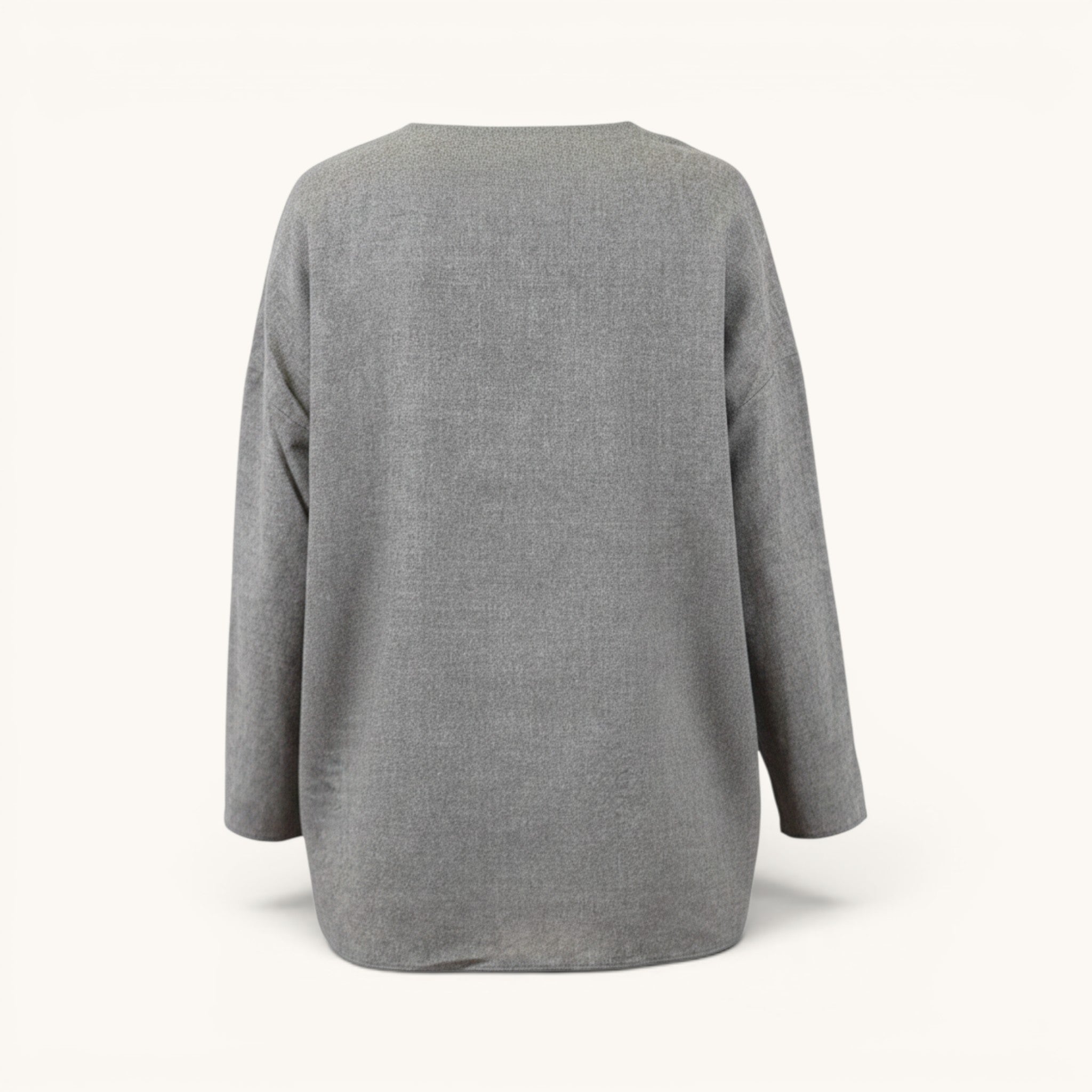 Numero 5 Maglia grigia Aspesi a manica lunga in misto lana e cashmere, con vestibilità regular e dettaglio manica scesa più lunga dietro.
