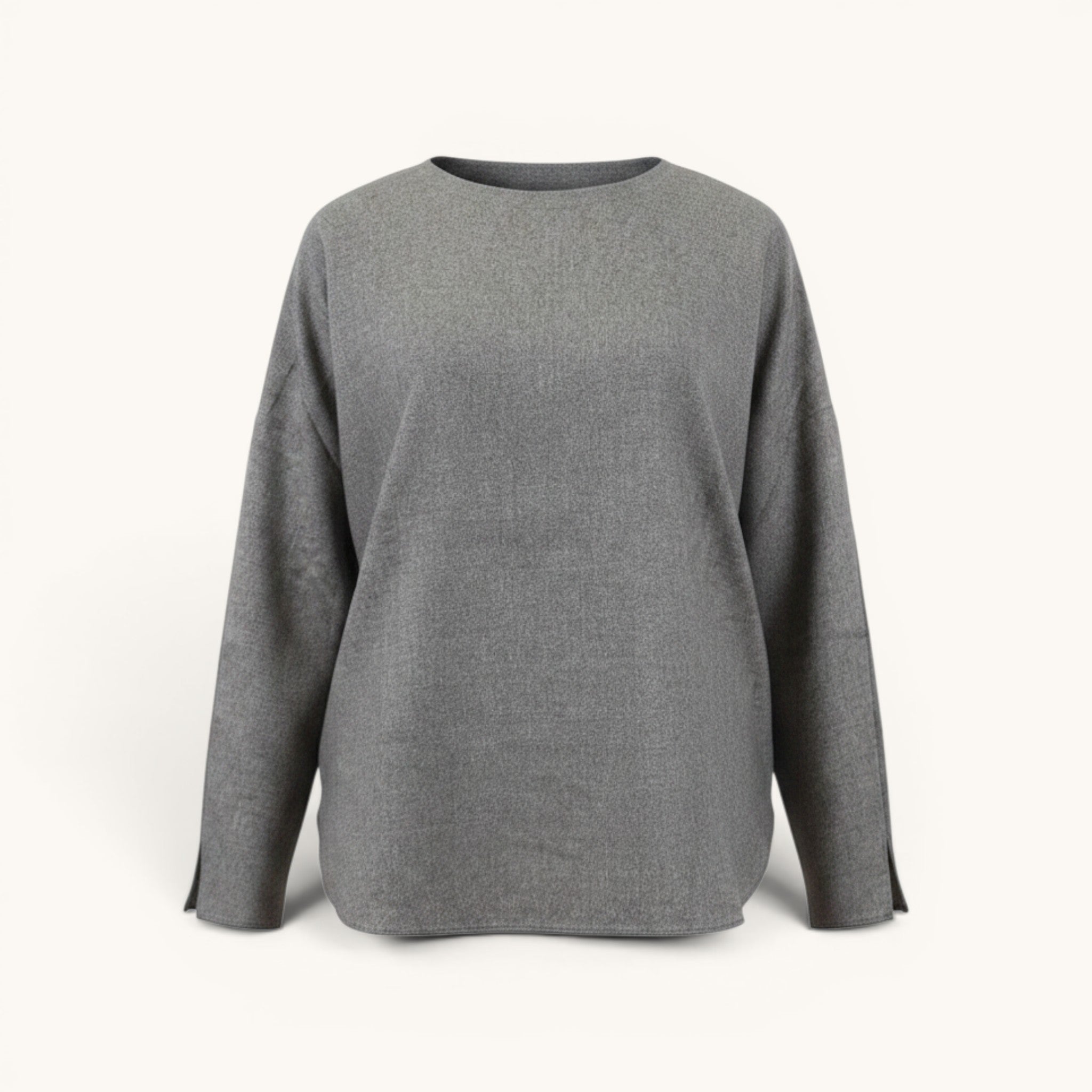 Numero 5 Maglia grigia Aspesi a manica lunga in misto lana e cashmere, vestibilità regular, dettaglio manica scesa più lunga dietro.