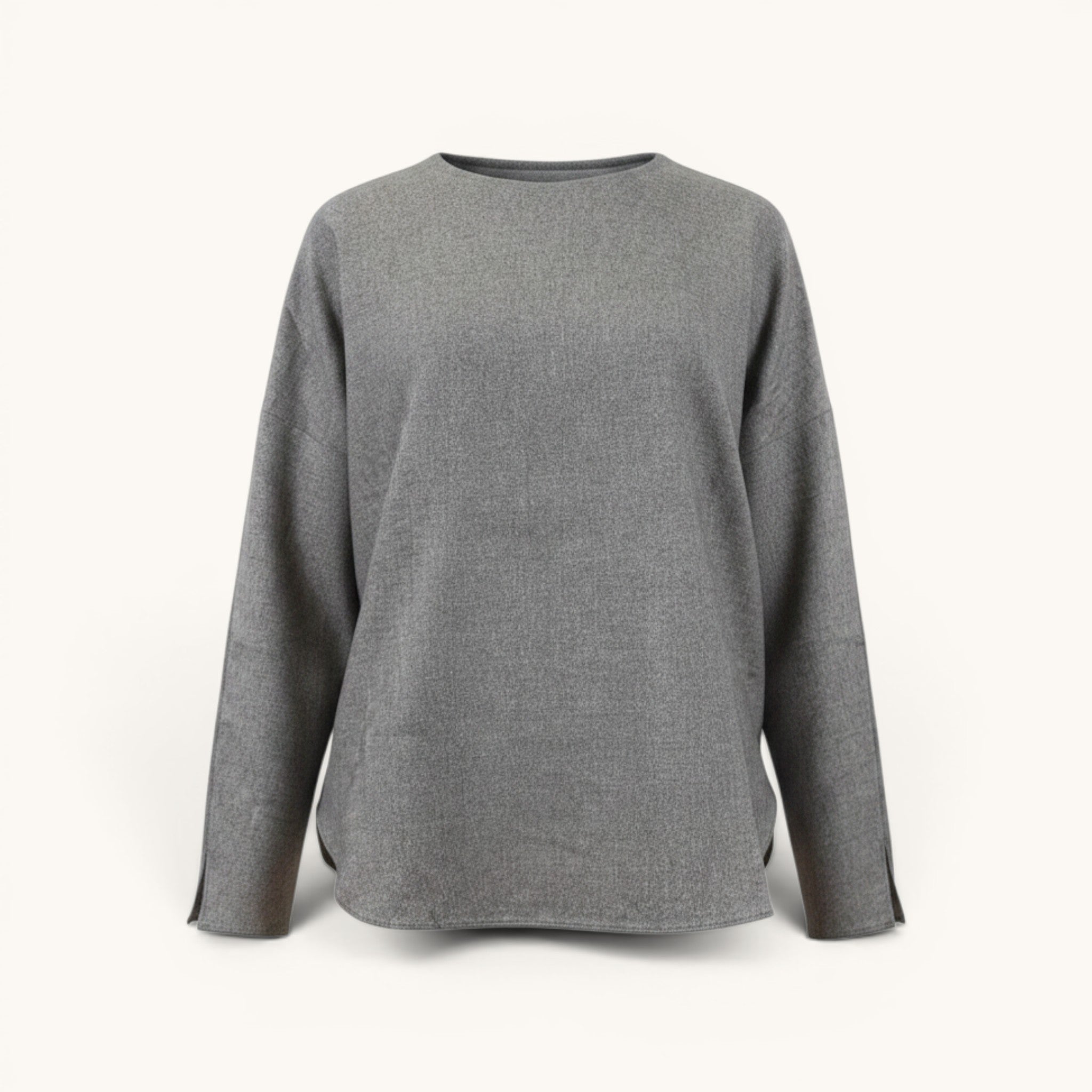 Numero 5 Maglia grigia Aspesi a manica lunga in misto lana e cashmere, vestibilità regular, dettaglio manica scesa più lunga dietro.
