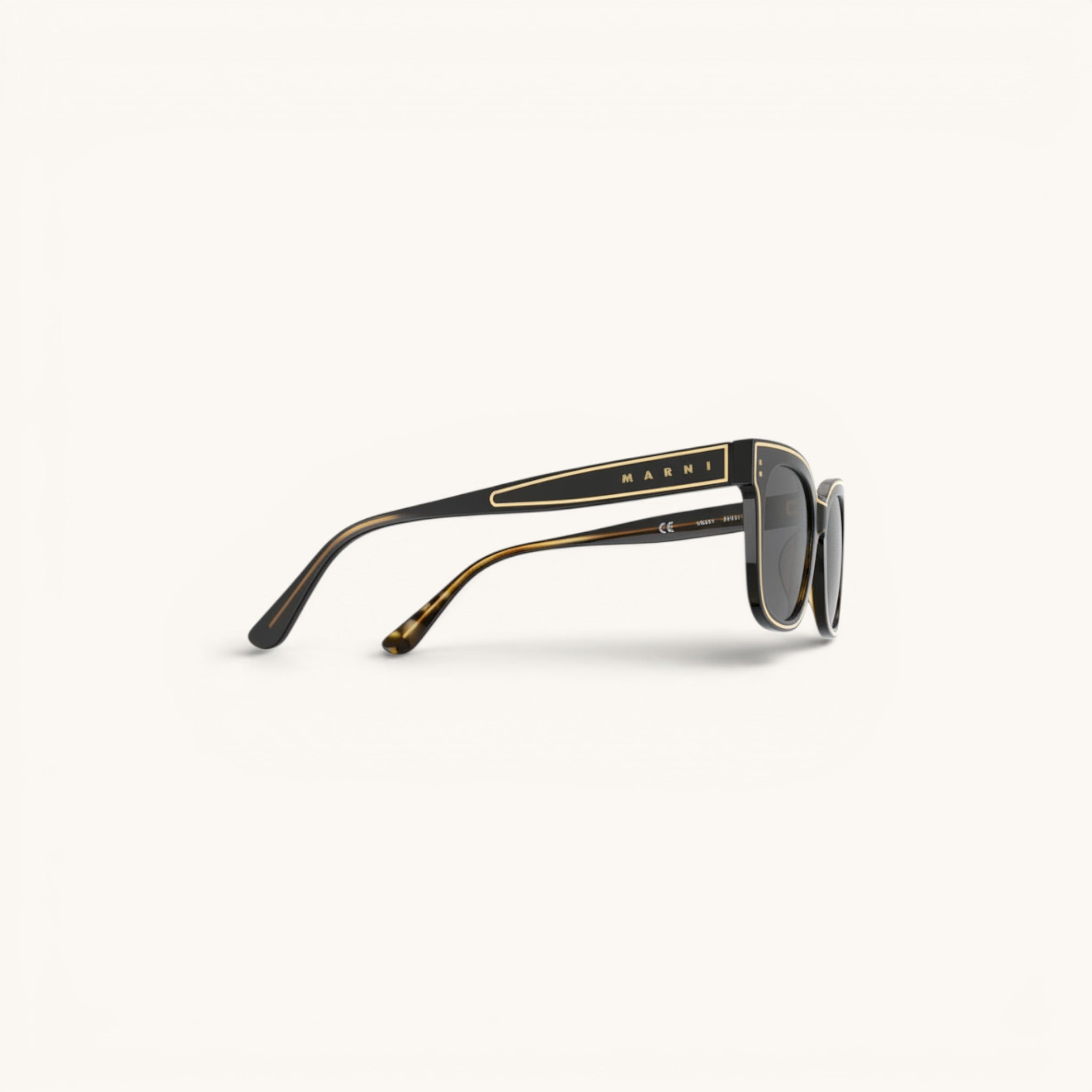 Numero 5 Occhiali Retrosuperfuture MARNI 110173 neri in acetato con design distintivo, lenti in policarbonato, unisex.