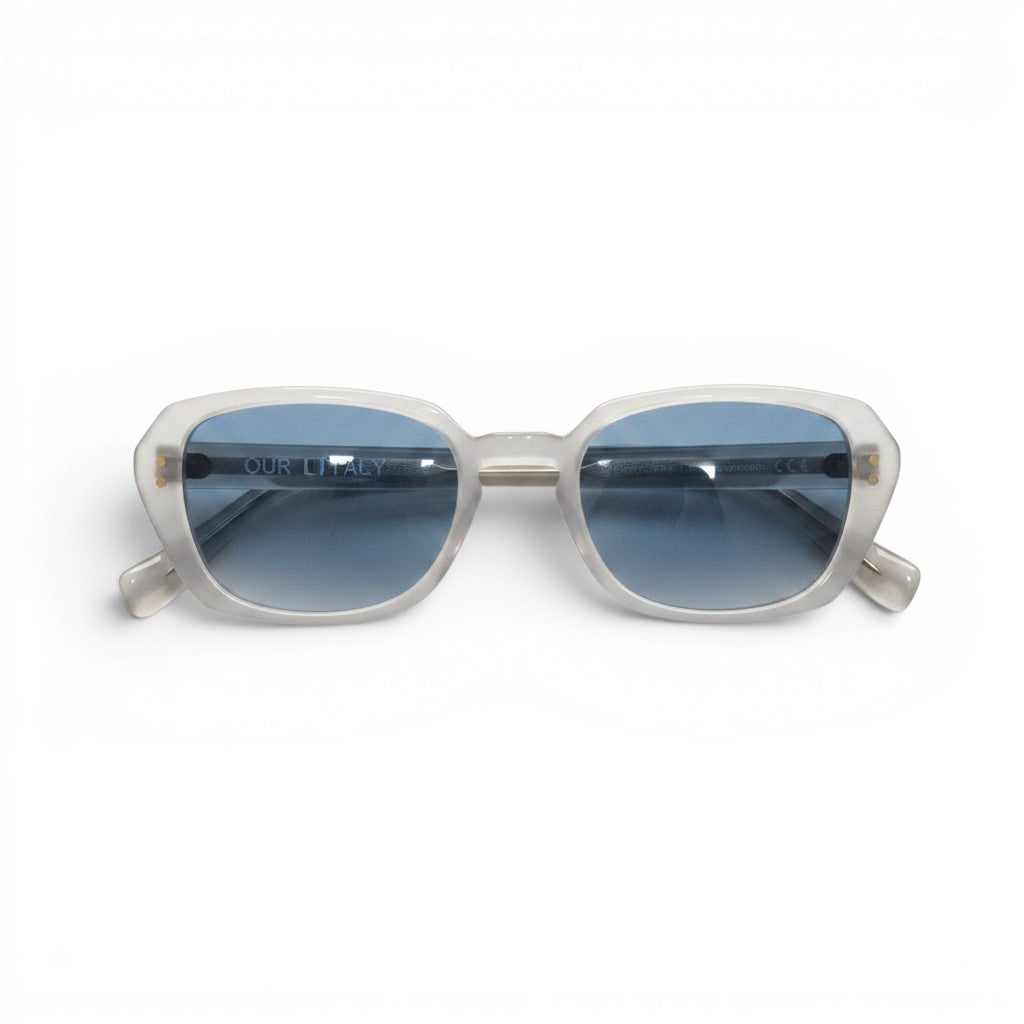 Numero 5 Occhiali Our Legacy 113076, montatura in acetato bianco, lenti in policarbonato blu, design minimal.