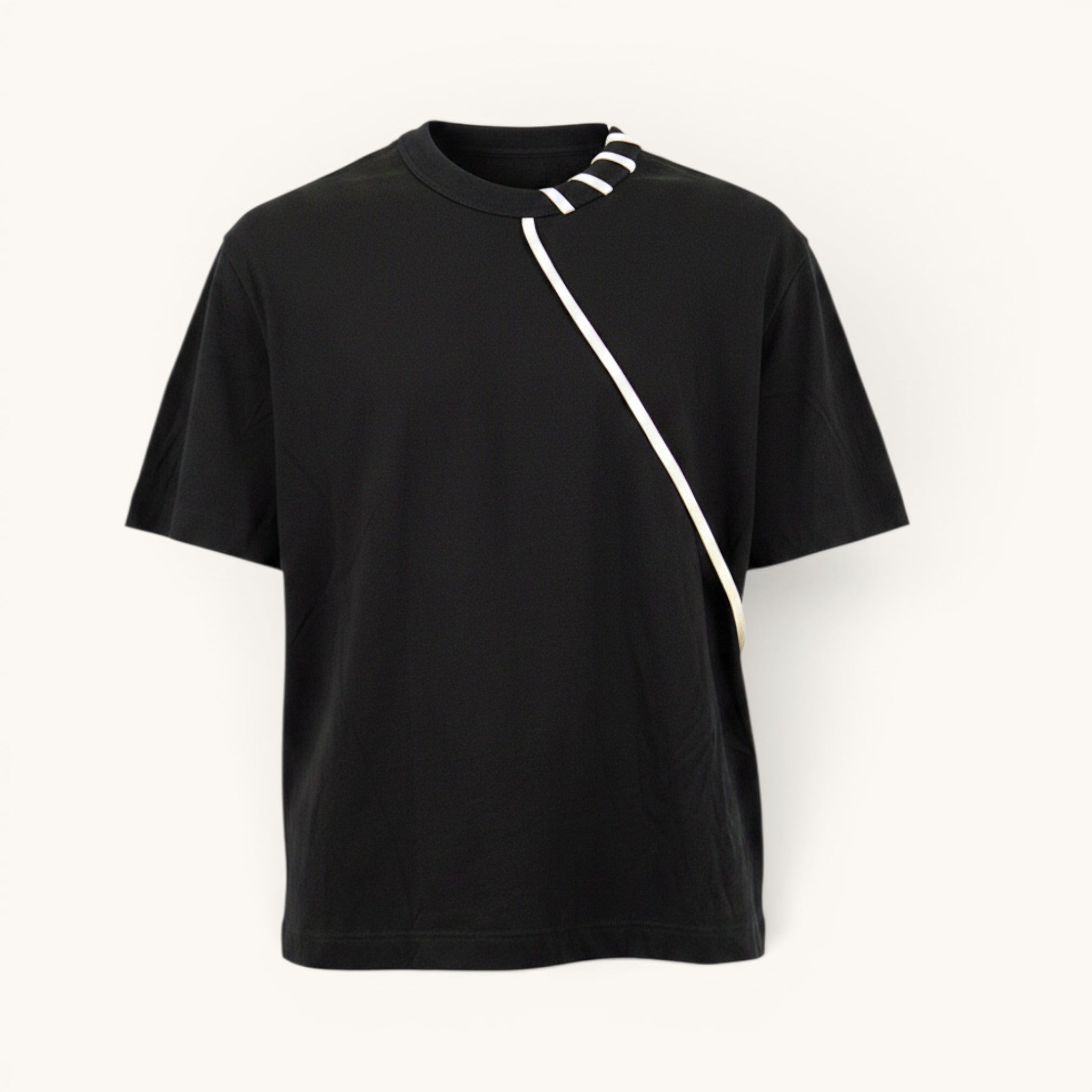 Numero 5 T-shirt nera in cotone regular fit da uomo con girocollo e laccio bianco distintivo.