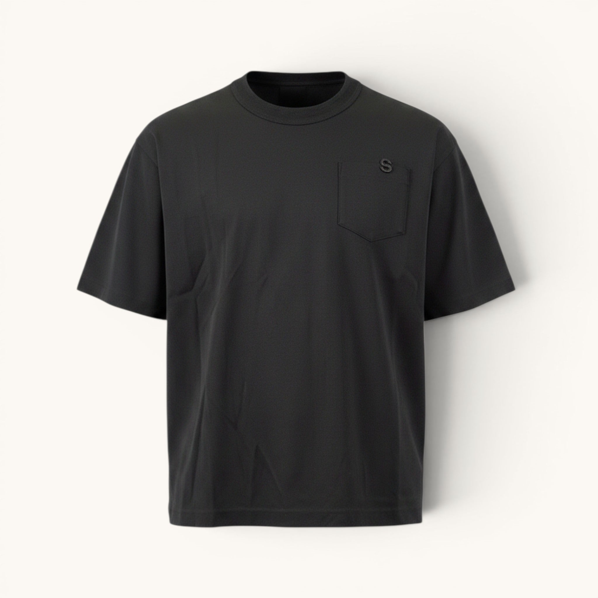 Numero 5 T-shirt nera in cotone da uomo con taschino e logo 'S' discreto, girocollo, vestibilità regular.