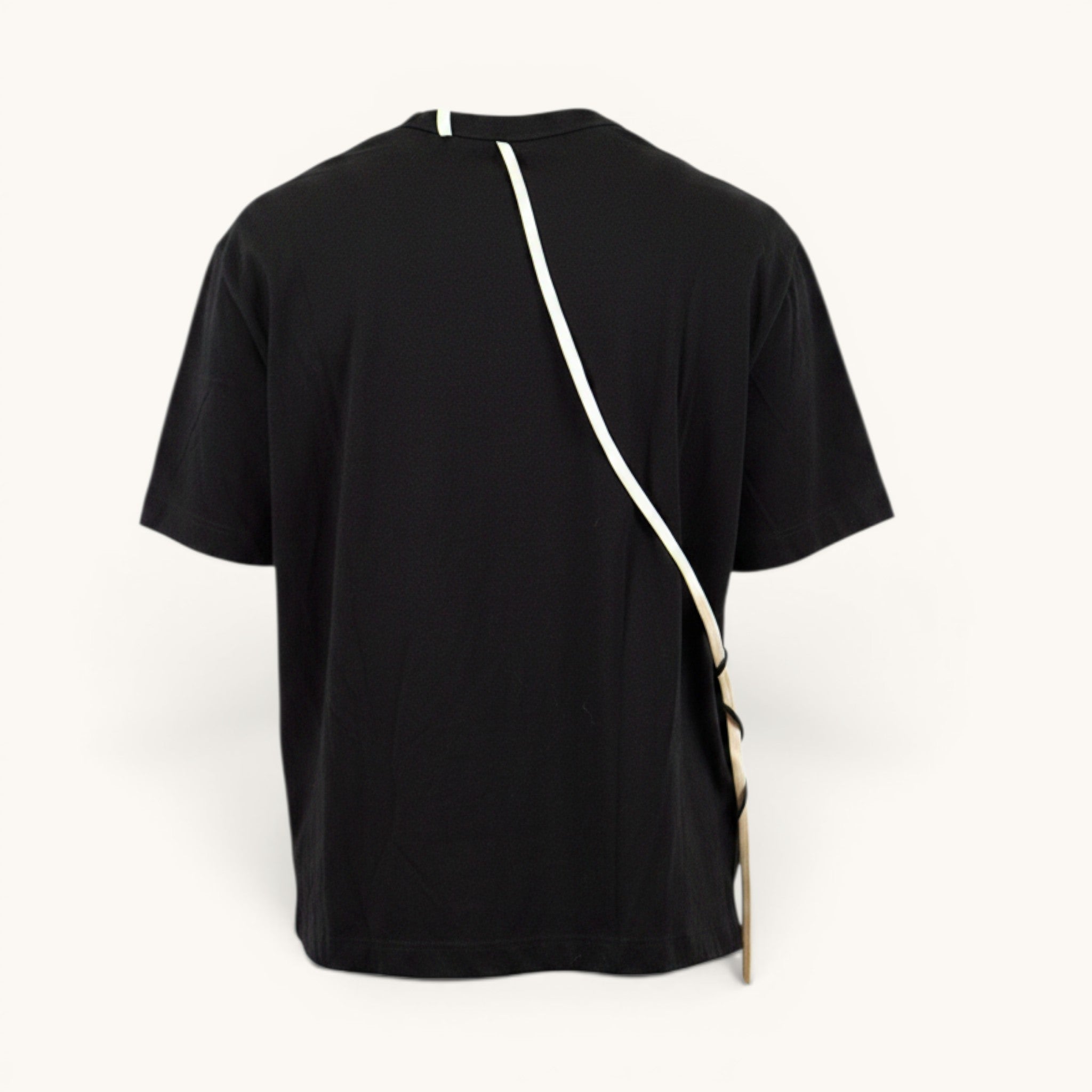 Numero 5 T-shirt nera in cotone con laccio bianco e girocollo, vestibilità regular fit, per uomo.