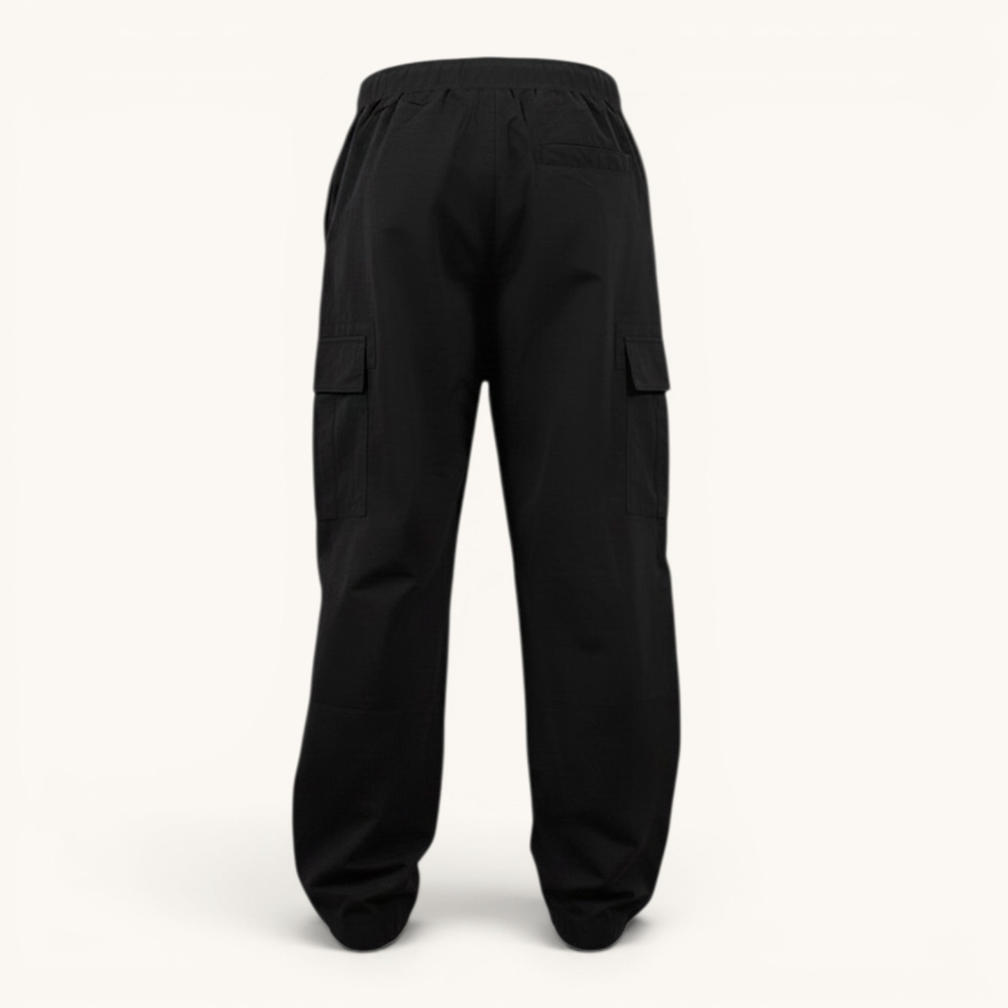Numero 5 pantaloni cargo neri Adidas Originals da uomo in poliestere, vestibilità regular, vita elasticizzata.