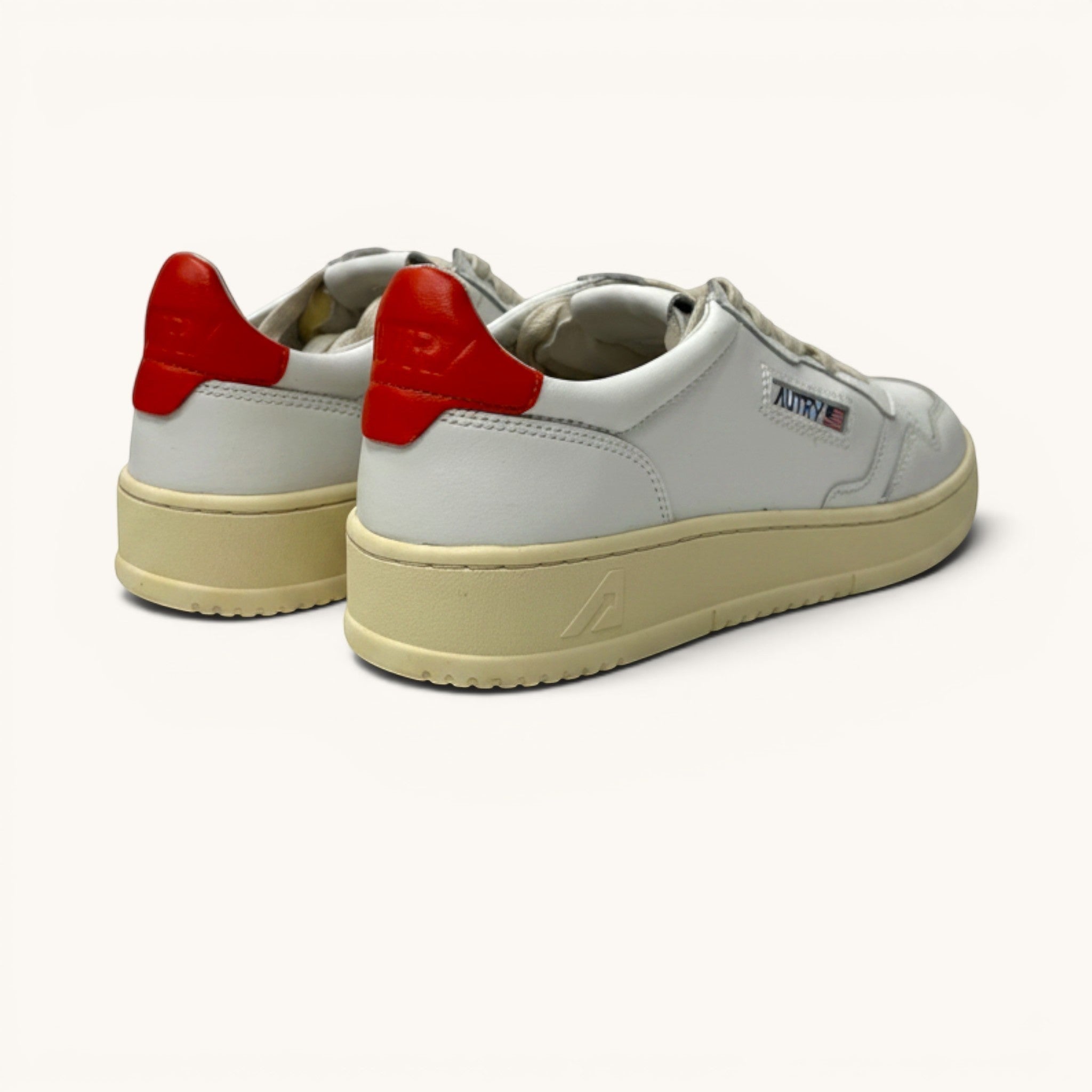 Numero 5 Autry bianche e arancioni sneakers in pelle con tallone rosso e suola beige.