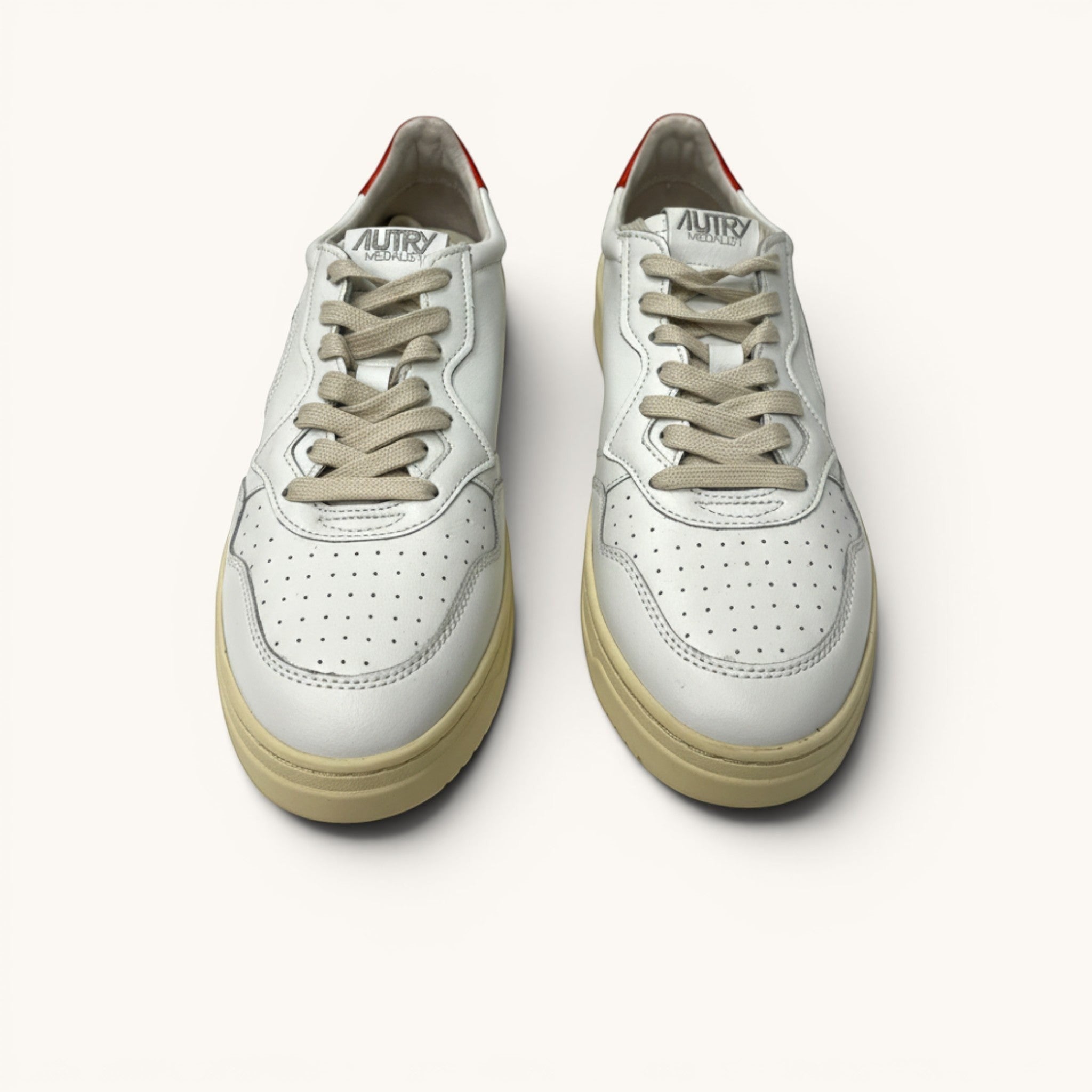Numero 5 Autry bianche e arancioni 109767 white leather sneakers with red accents and beige laces.