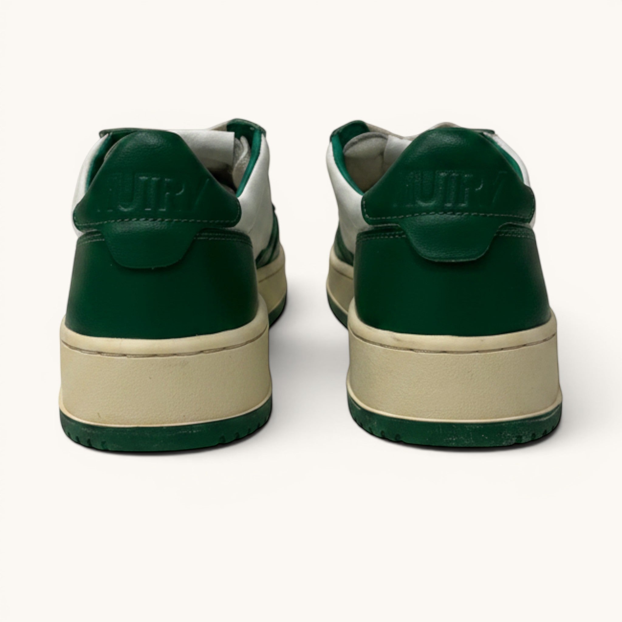 Numero 5 Autry bianche e verdi sneakers in pelle con suola in gomma e dettagli verdi sul tallone.