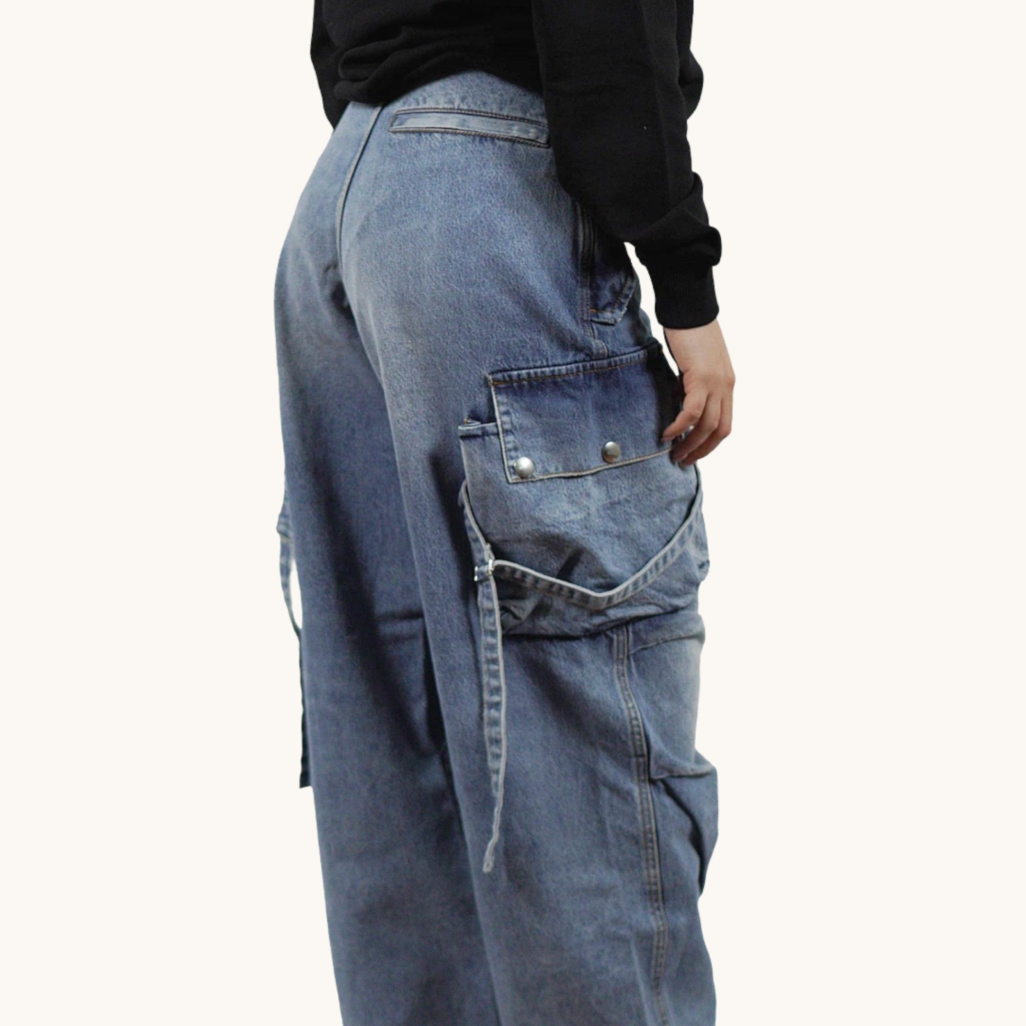 Numero 5 women's baggy blue denim jeans with cargo pockets and belt loops, made of 100% cotton.