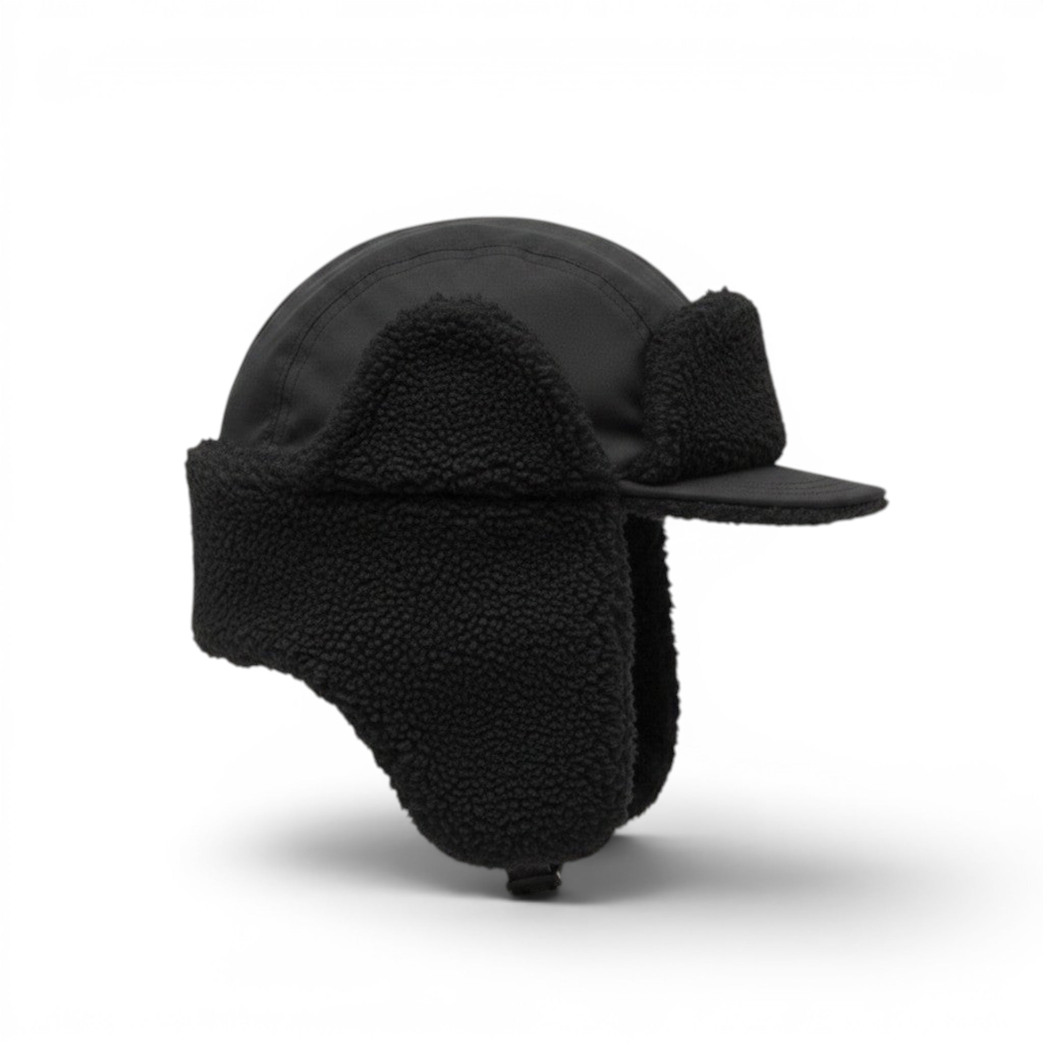 Cappello Carhartt WIP nero con paraorecchie in pile e logo sul davanti. Design funzionale per tutte le stagioni.