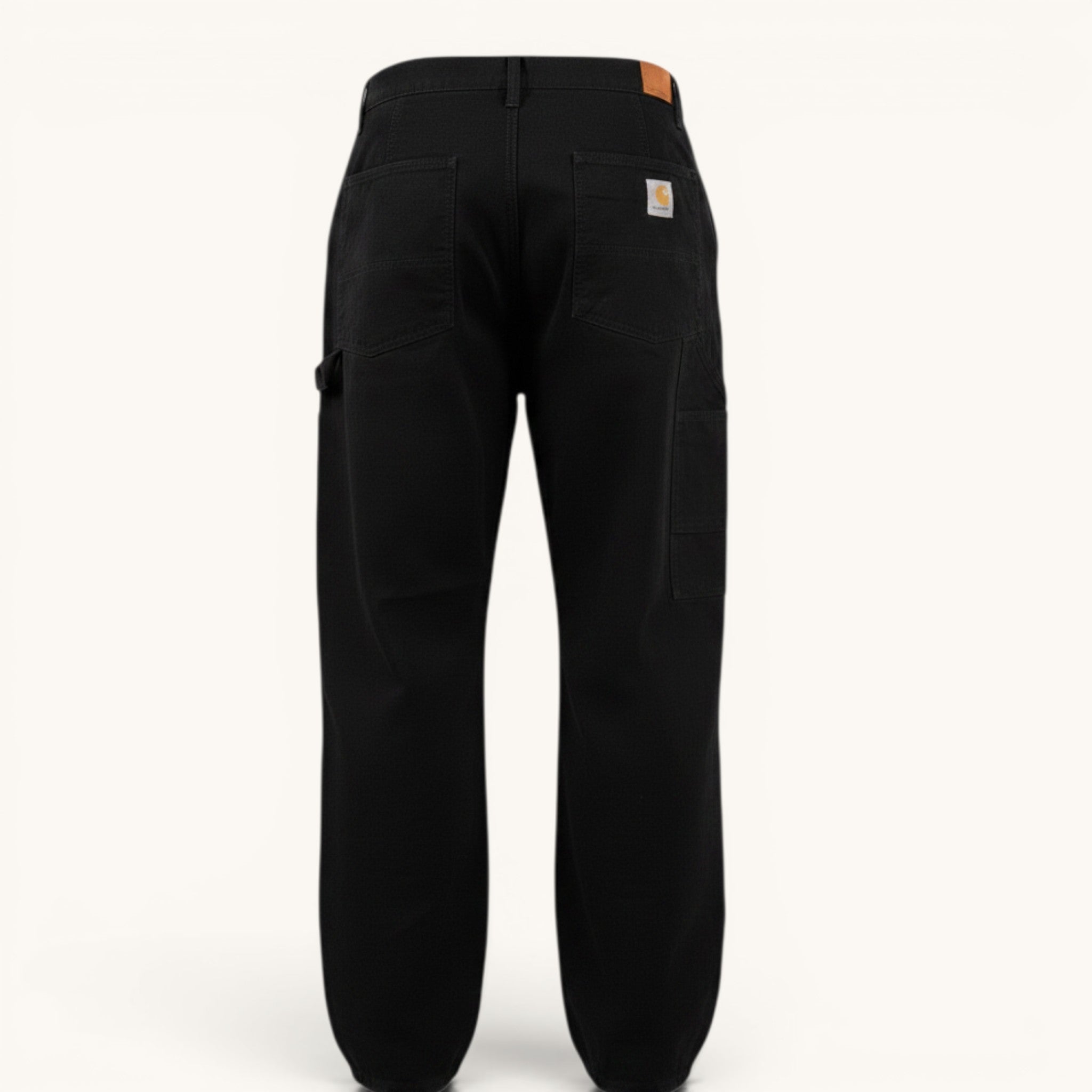 Numero 5: Pantaloni Carhartt WIP neri in 100% cotone, vestibilità regolare, design minimal con tasca porta attrezzi.