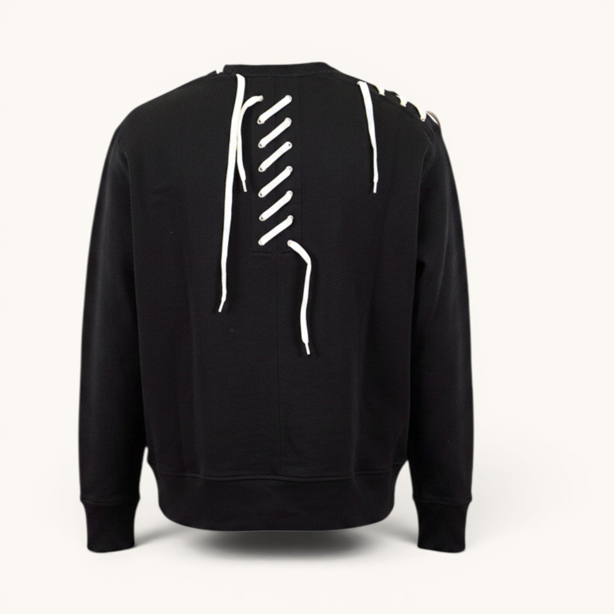 Numero 5 Felpa girocollo uomo nera in cotone con dettagli stringati sul retro e sulle spalle.
