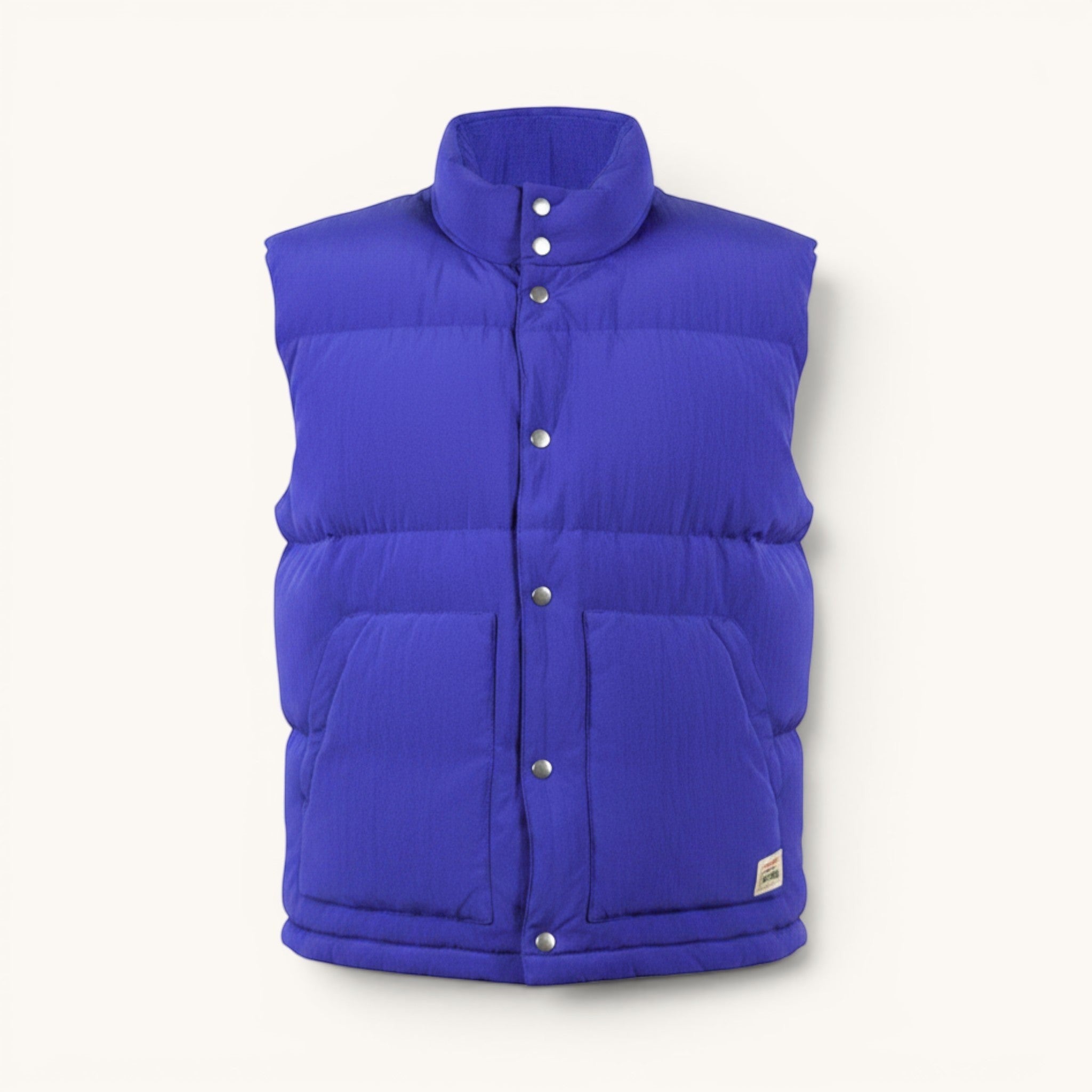 Numero 5 Gilet blu in nylon trapuntato con colletto alto e chiusura a bottoni automatici. Tasche frontali con patta. Vestibilità regolare.