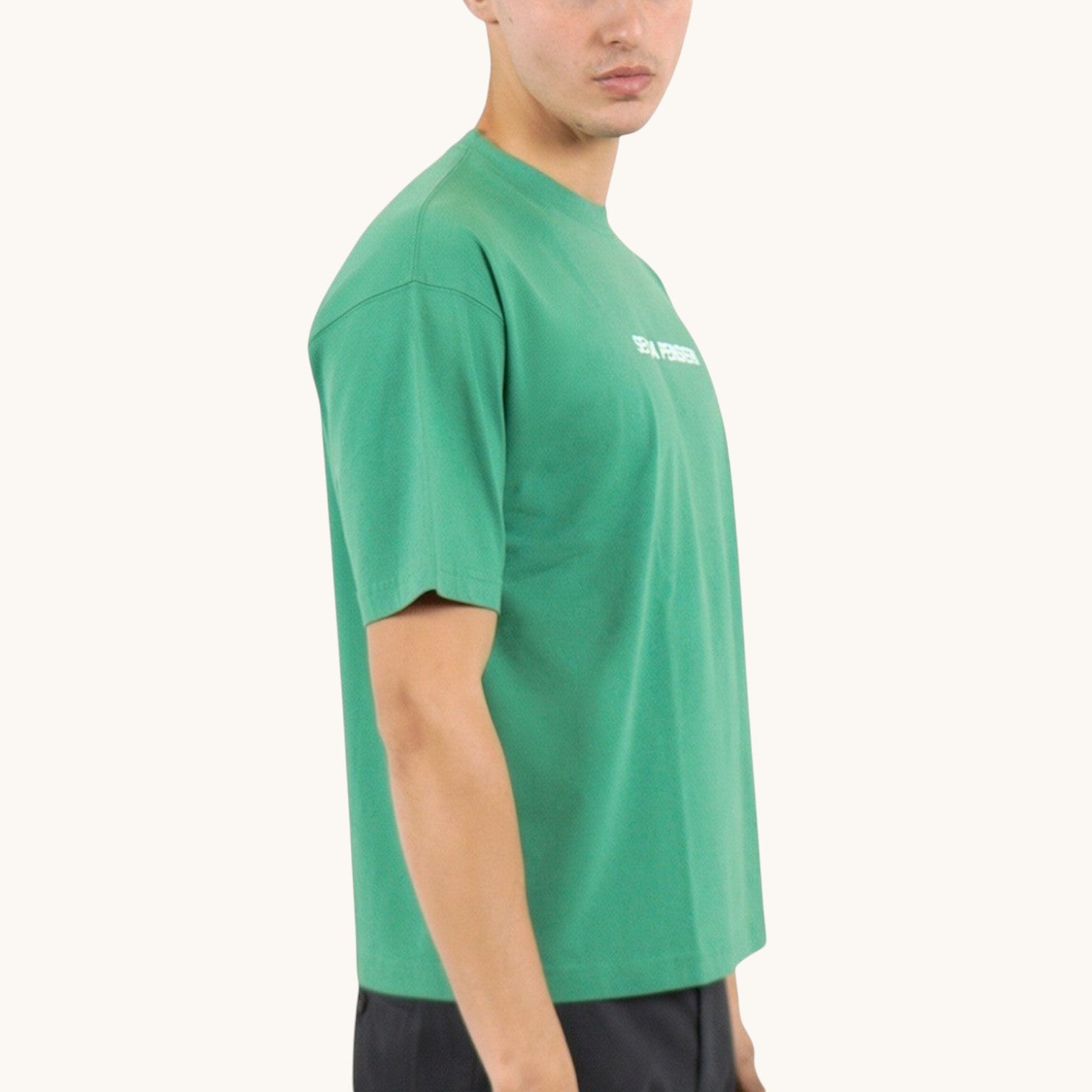 Numero 5 green cotton t-shirt with "Senza pensieri" print on chest. Short sleeves, crew neck.