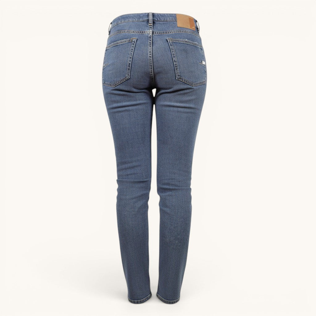Numero 5 women's light blue 100% cotton straight fit jeans with pockets.