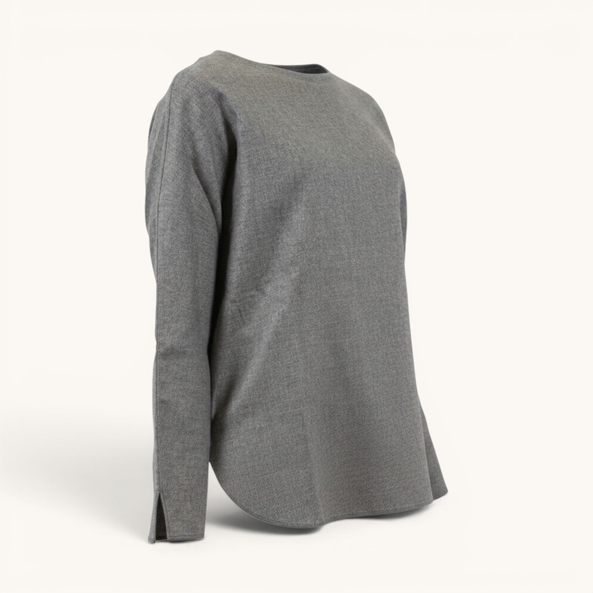 Numero 5 Maglia grigia Aspesi a manica lunga in misto lana e cashmere, vestibilità regular, dettaglio manica scesa più lunga dietro.