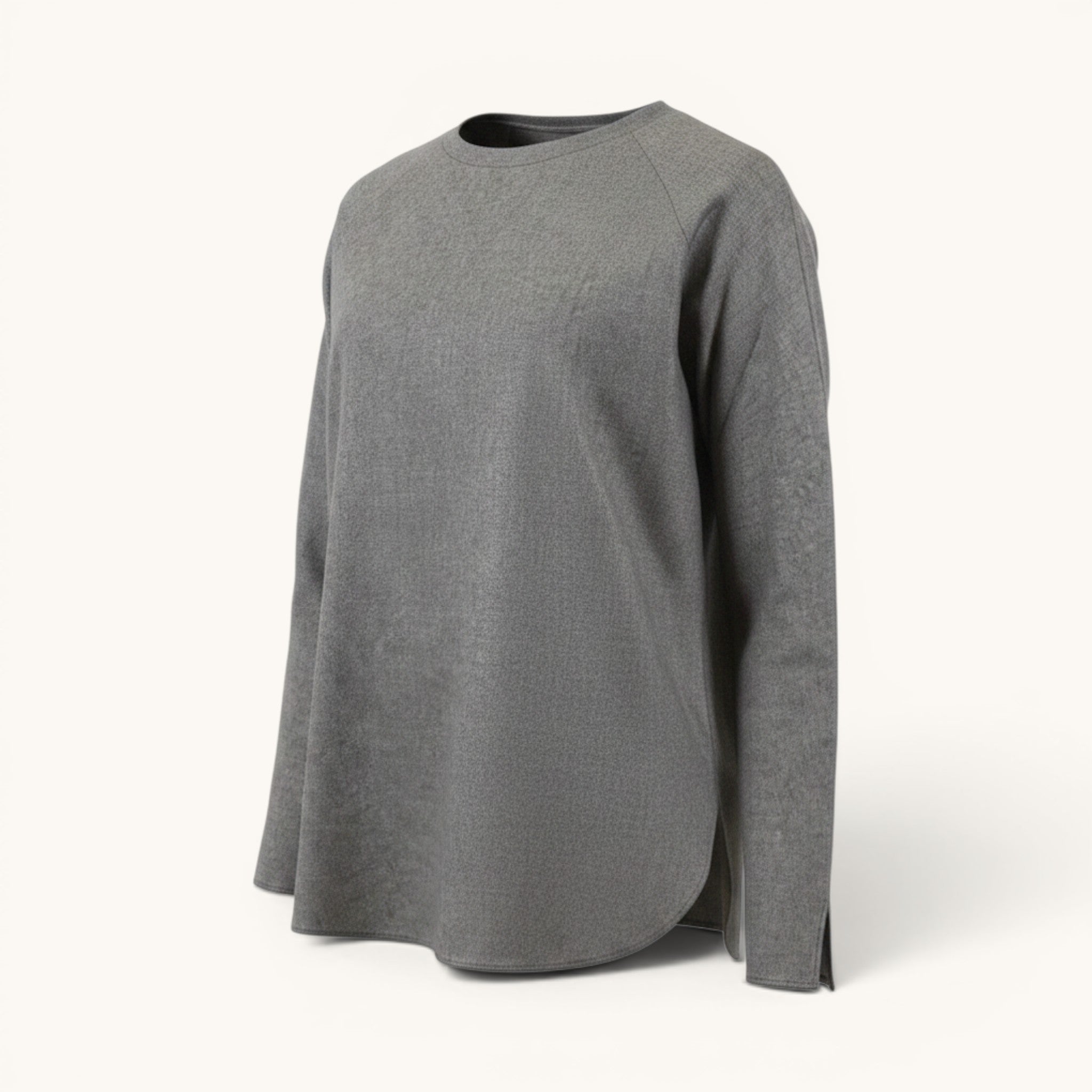 Numero 5 Maglia grigia Aspesi a manica lunga in misto lana e cashmere, vestibilità regular, più lunga dietro, con spacchi sui polsini.