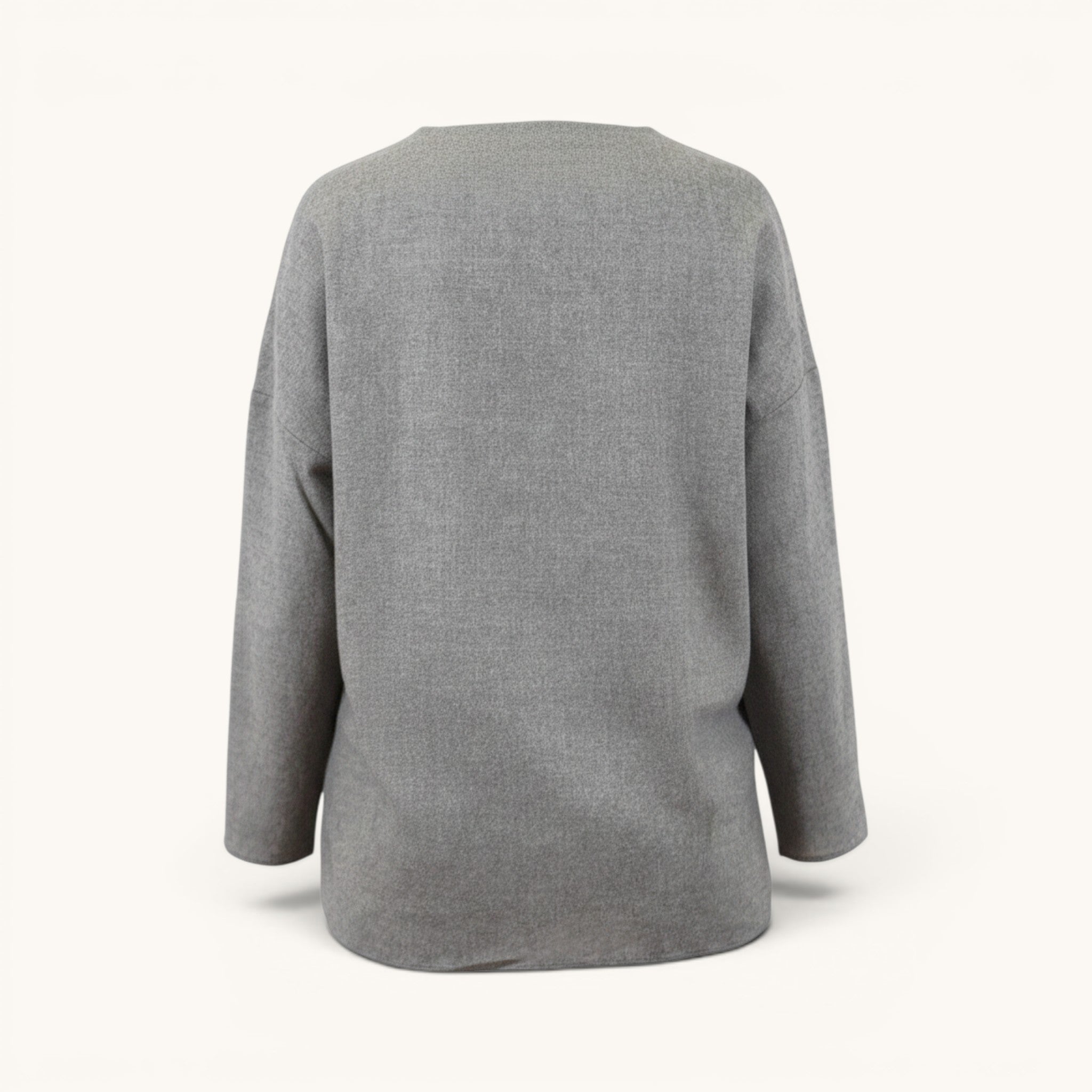 Numero 5 Maglia grigia Aspesi a manica lunga in misto lana e cashmere, vestibilità regular, dettaglio manica scesa più lunga dietro.