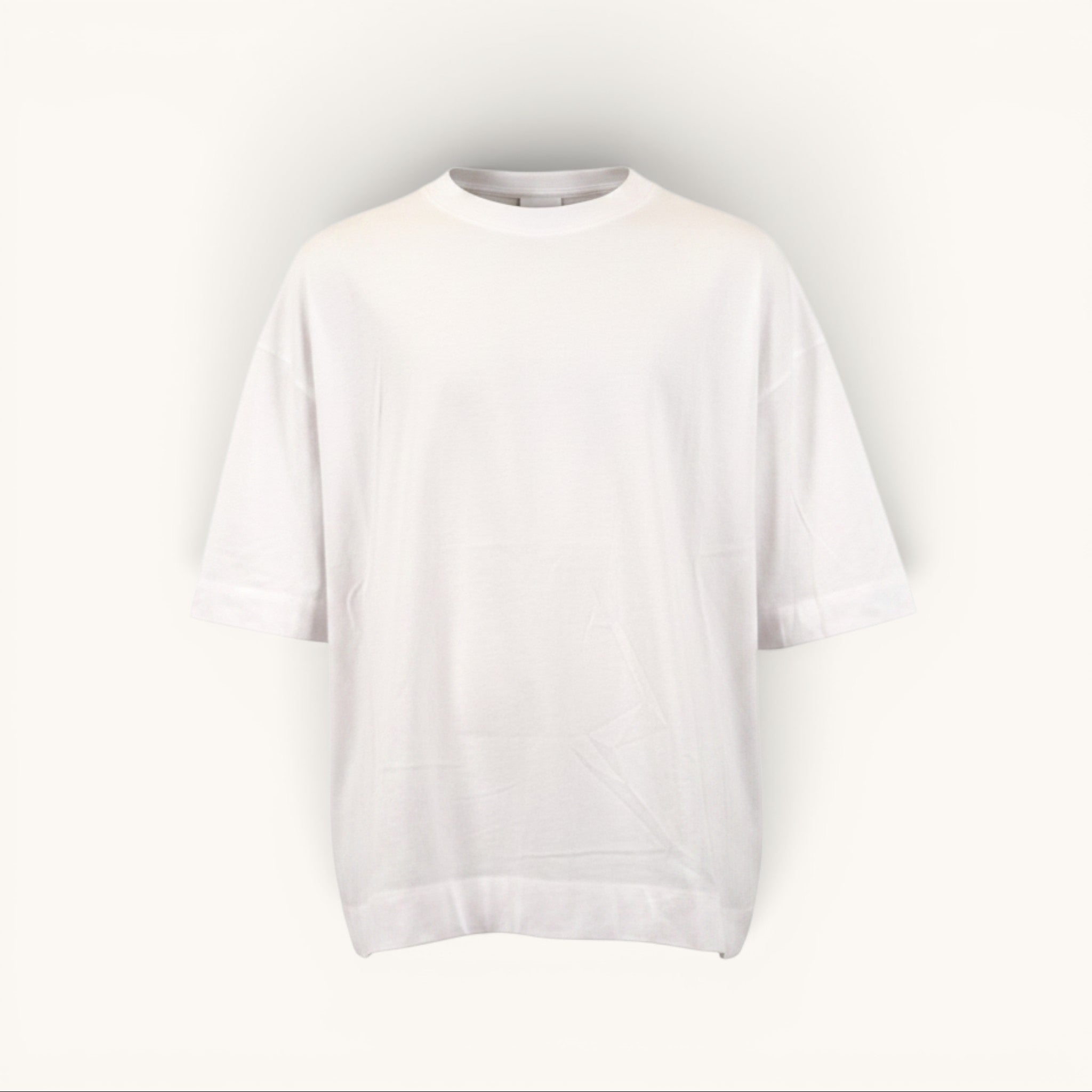 Numero 5 T-shirt bianca in cotone 100% con girocollo e manica corta, vestibilità regular fit.