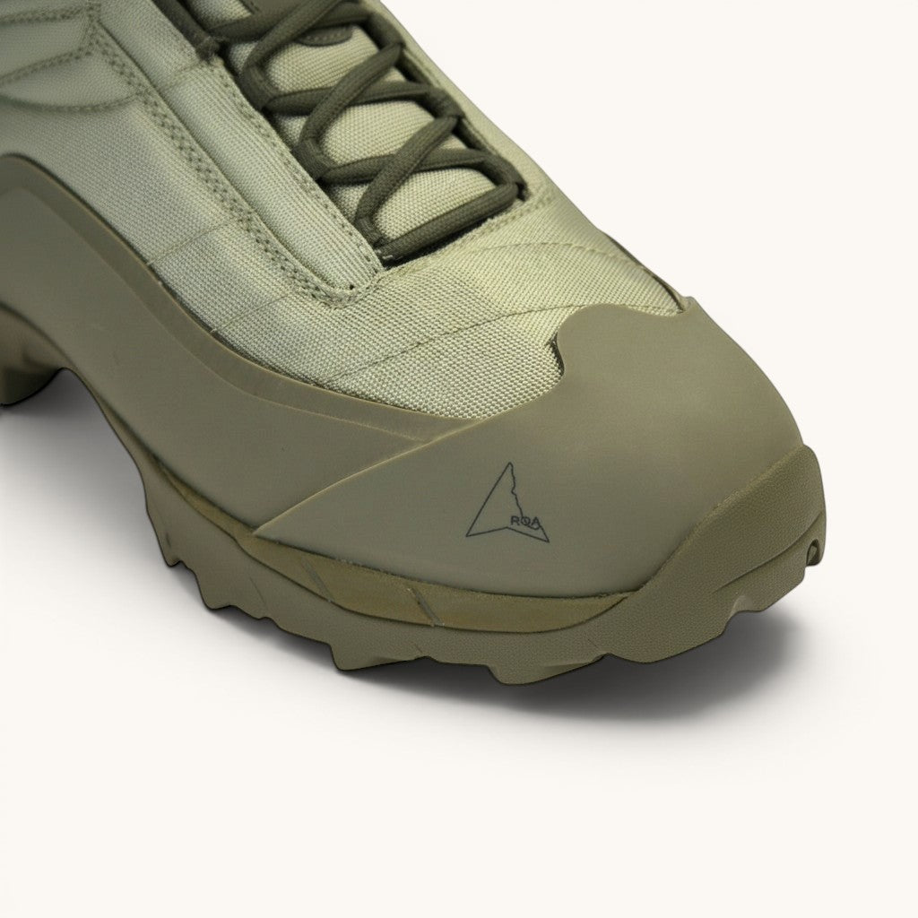 Numero 5 Scarpa verde Roa 113610 hiking boots with a reinforced toe and durable rubber sole.
